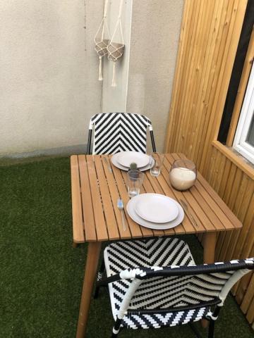 Ferienwohnung Un Coin De Verdure Dans Le Centre De St Etienne Saint-Etienne  Exterior foto
